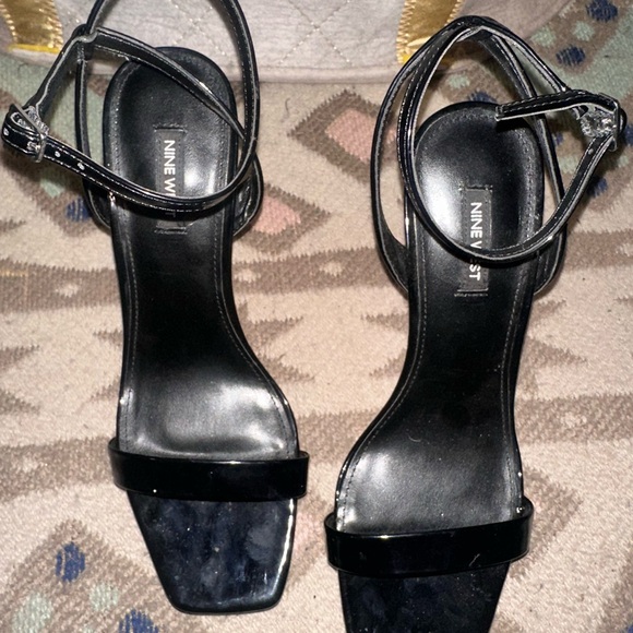 Black Nine West heels. Like new - Picture 4 of 8